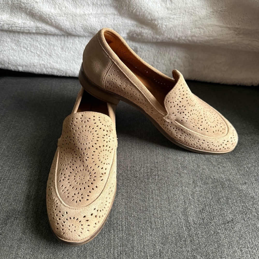 Clarks Collection Trish Calla Sand Suede Loafers size 9